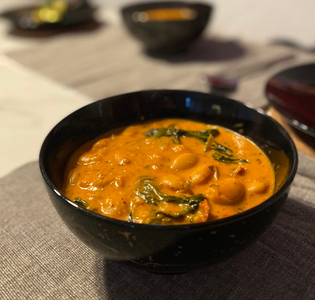 Creamy tomato and basil butter beans