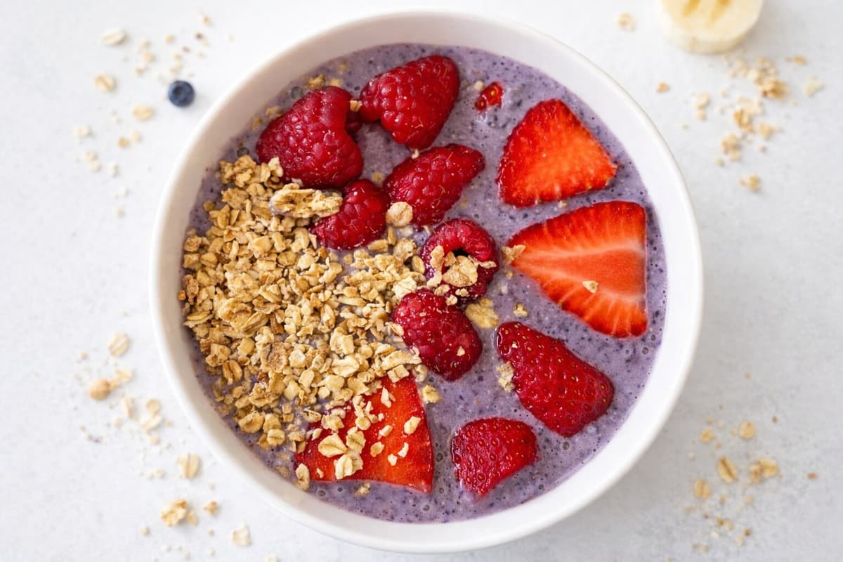Berry, banana and cinnamon smoothie bowl