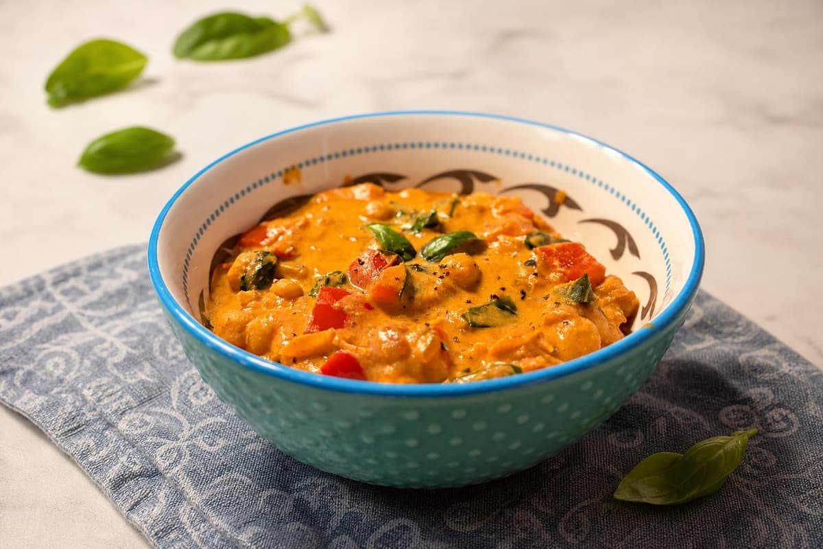 Creamy red pepper and sun-dried tomato chickpeas