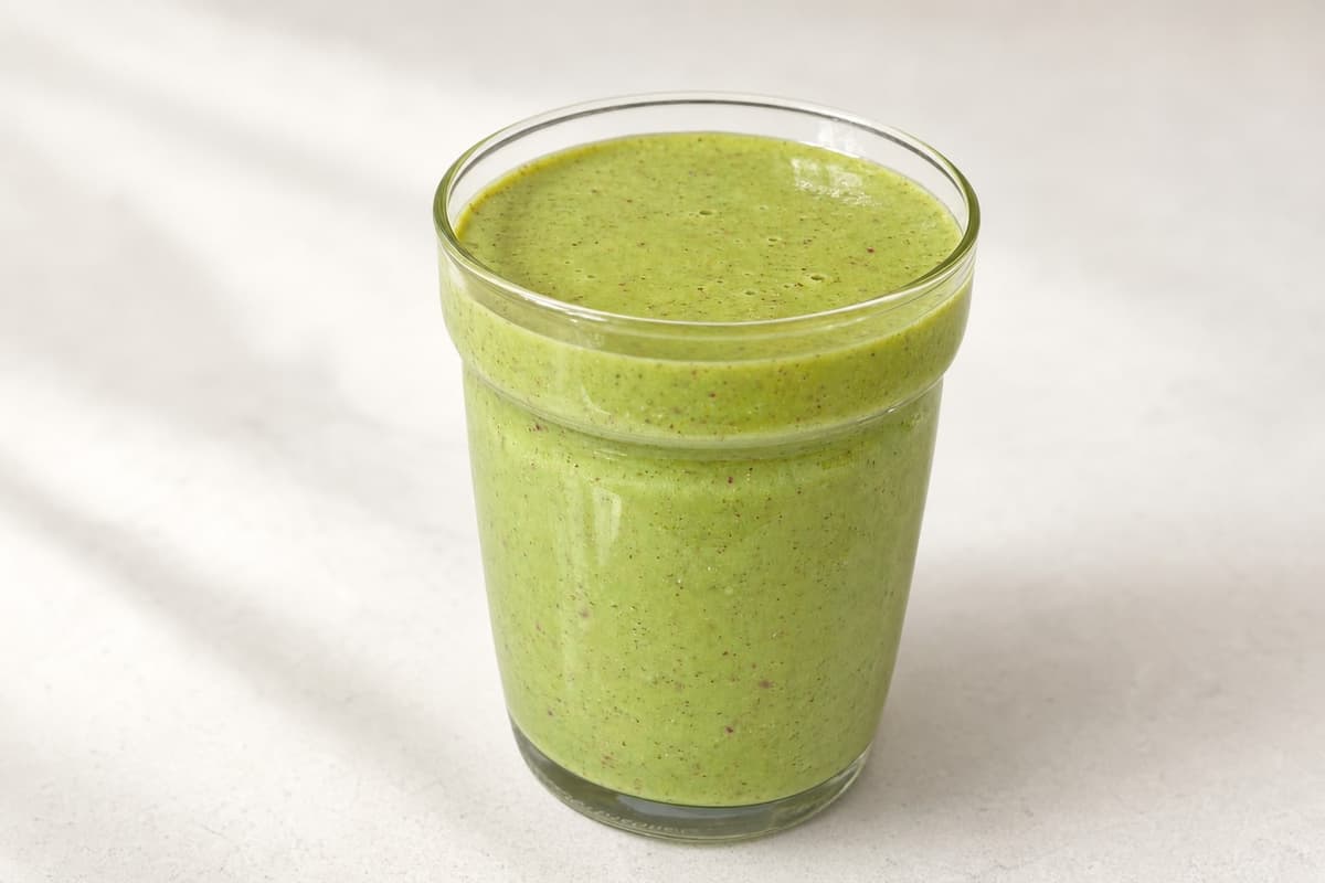 Green apple and cinnamon smoothie