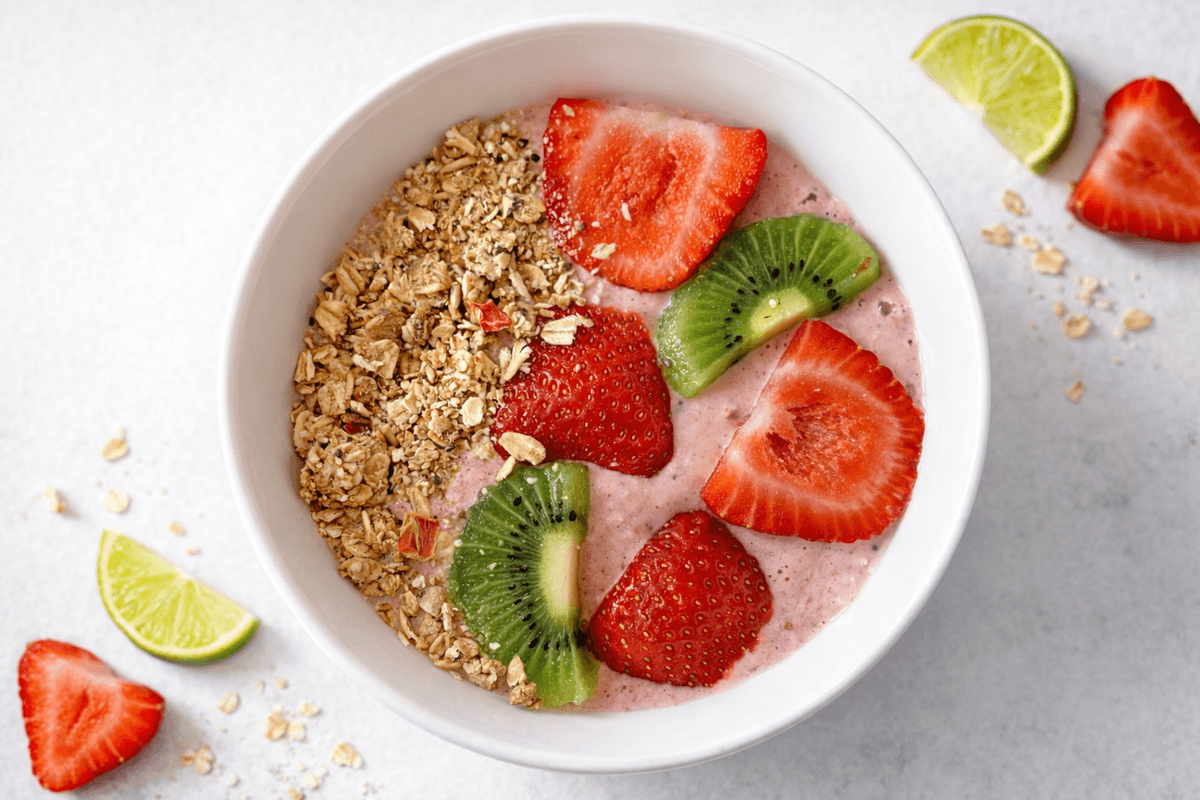 Strawberry and kiwi smoothie bowl
